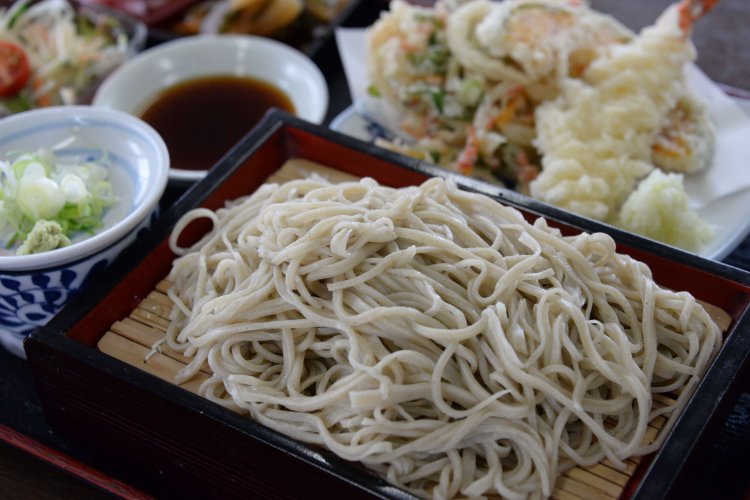 もり600円〜などメニューは50種以上、写真は季楽里セット1000円。