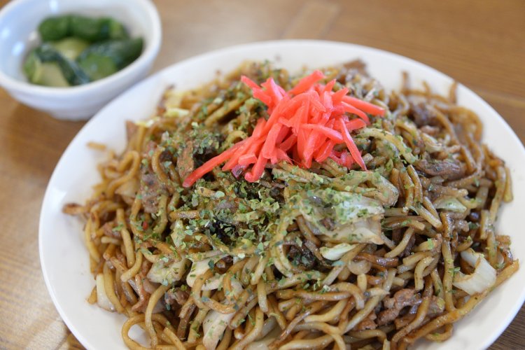 並焼きそば250円、みそおでん150円。写真は大盛肉焼きそば450円。