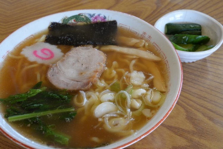 中太麺でコクのあるラーメン450円。柔らかチャーシューも印象的。