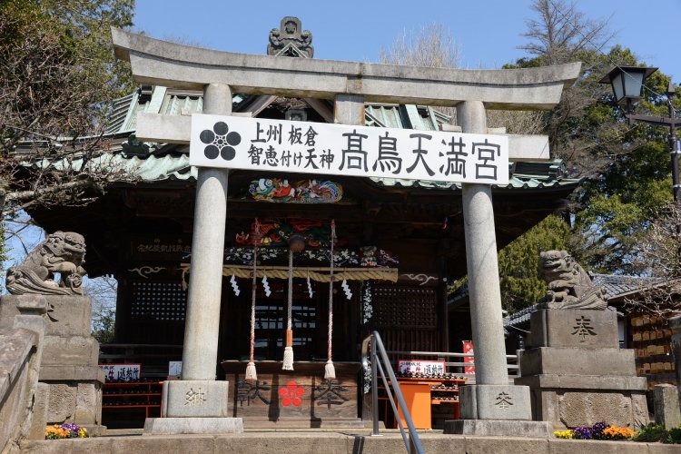 嘉永元年（1848）再建の社殿。 彫刻は彩色が修復されたばかり。