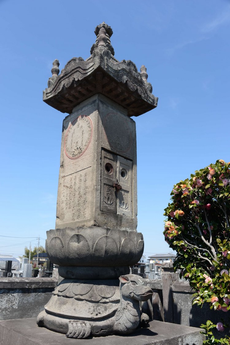 沼に現れた石亀の動きを封じたという光明真言金亀宝篋印塔。「亀の子様」と呼ばれ百日咳に霊験ありとか。