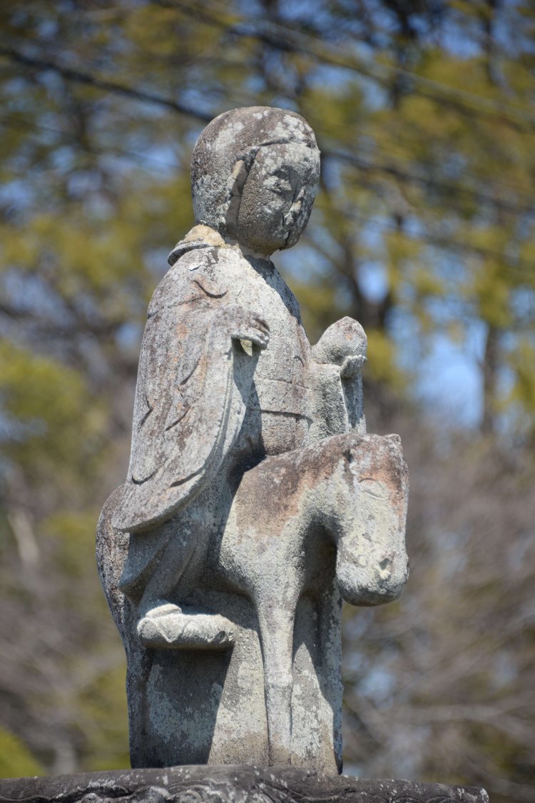 町内には勝軍地蔵石像がもう一体、岩田区民会館にある。