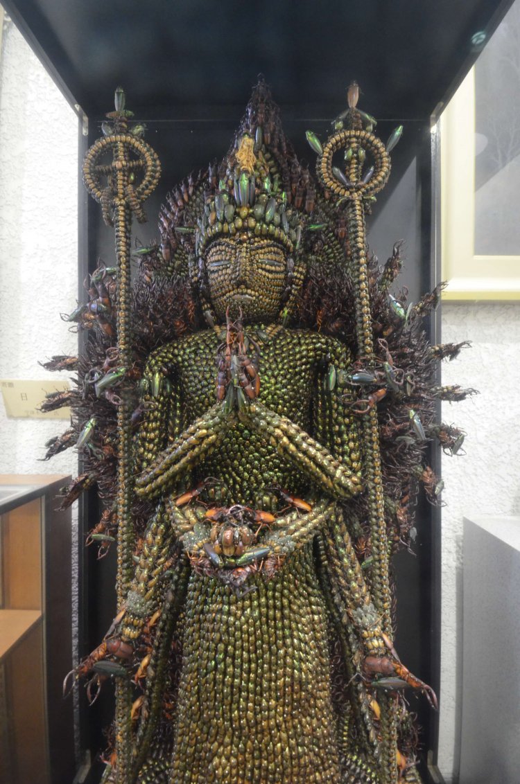 唐招提寺金堂の千手観音がモデル。台座を含めた高さは約180㎝。