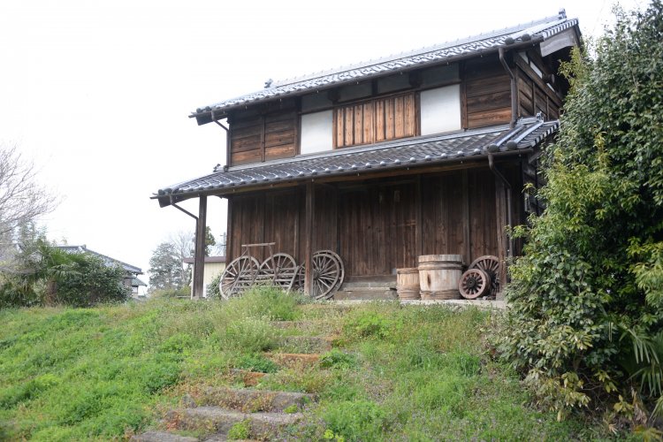 土盛りをして主屋より3〜5ｍ高い場所に建てられた水塚。