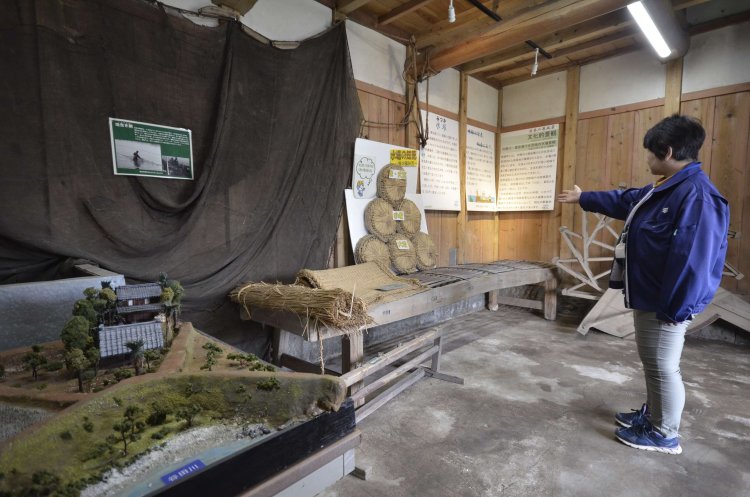 水塚は1階が食料の貯蔵場所、2階が居住空間になっている。