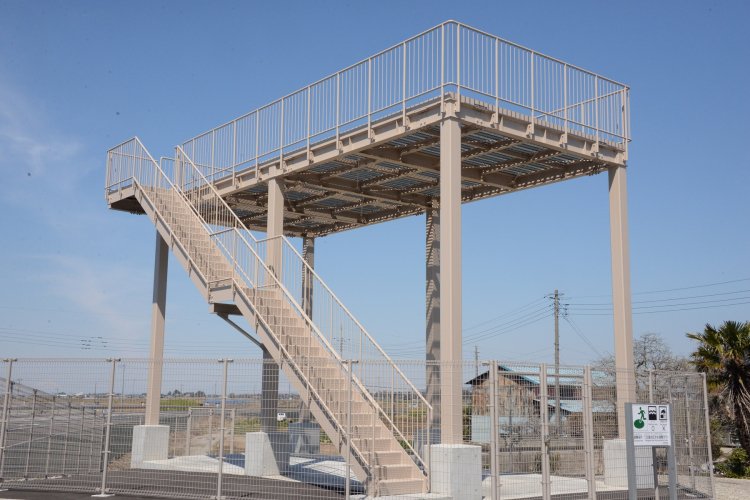 屋上部分に約100名が避難できる高さ6ｍの鉄骨製洪水避難タワーは「現代版水塚」。