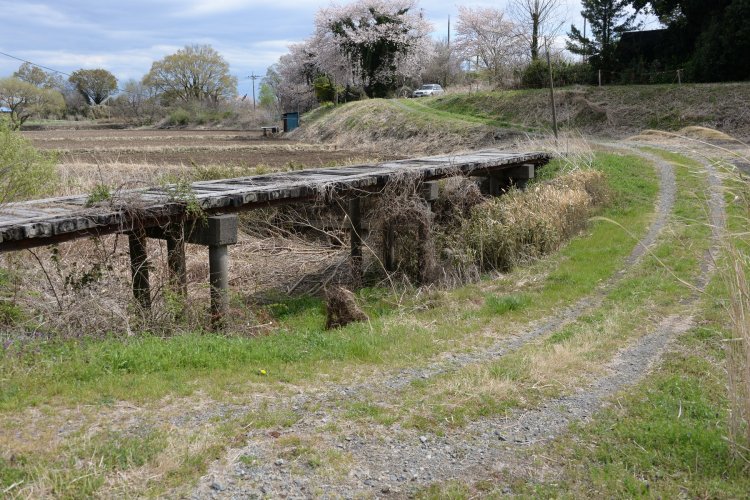 大水時以外流れない昔の本流に架かる北坪東橋。横の道は沈下道？