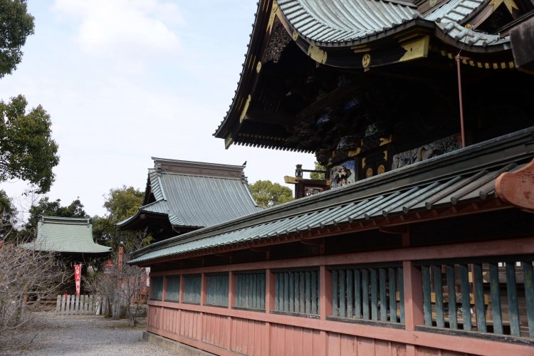 華麗な彫刻が施された本殿周り。左奥に八幡宮稲荷神社が見える。