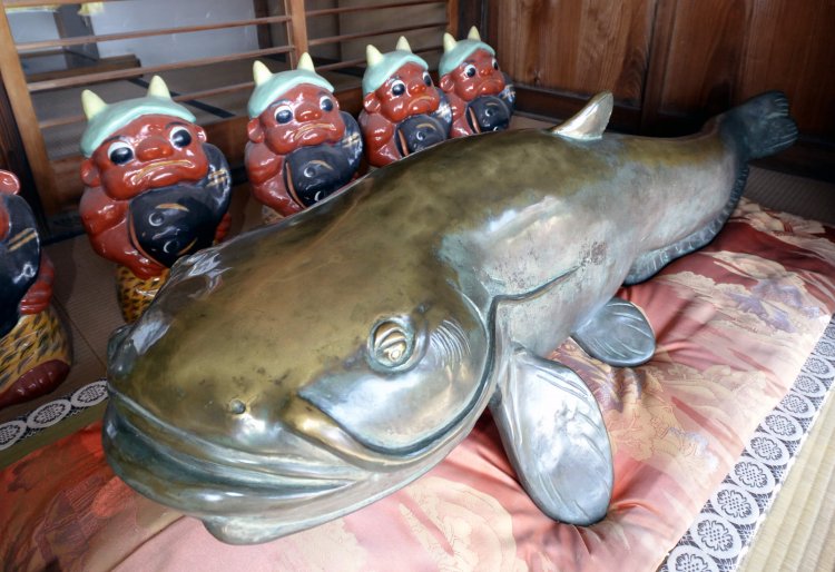 社務所におわす「ナマズさん」。なでると地震を除け自信が湧く。