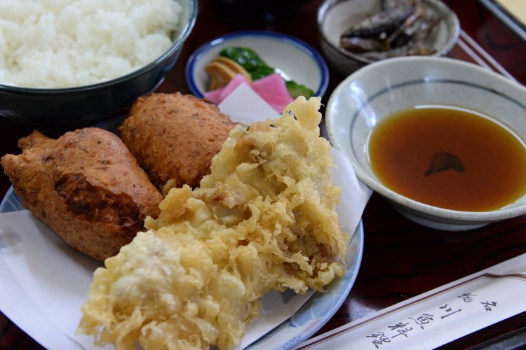 ２つの名物が味わえる「なまず天ぷらとたたきあげ定食」740円。