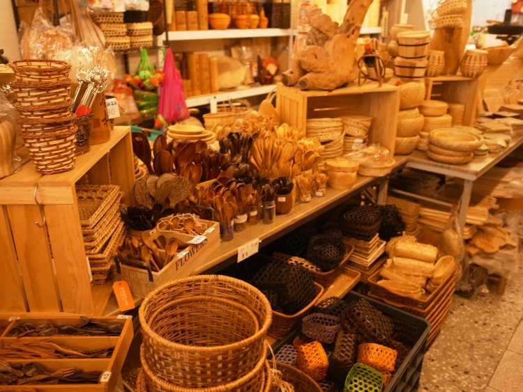 『大華行』の奥には手ごろな価格帯のカゴ製品が豊富に揃っている。
