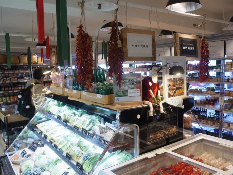 台湾の生鮮食品も多く並ぶ。