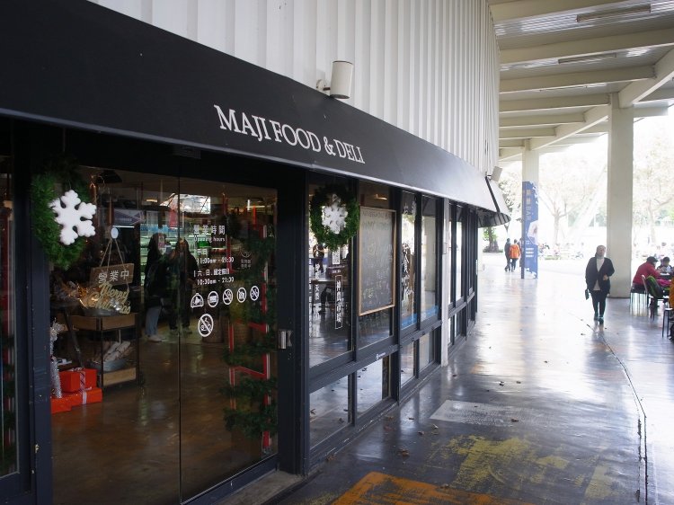 黒を基調としたモダンな外観。