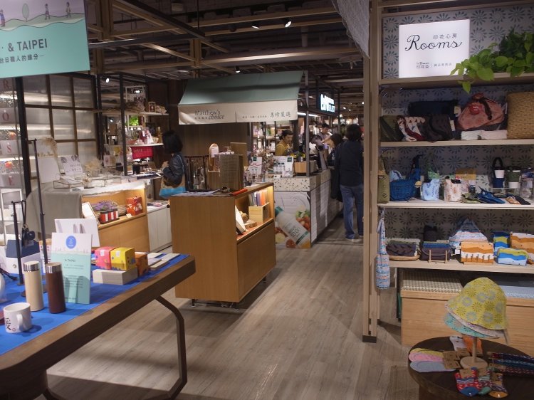 食品から調味料、雑貨まで、ここにくれば台湾みやげが揃う。