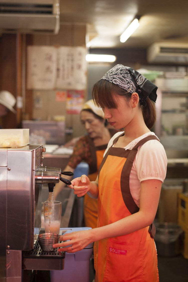 特製ハイボール360円は複雑なおいしさで、もつ焼きにやけに合う。製法は企業秘密。もつ煮込み360円、もつ焼きは種類おまかせ「みつくろい」が人気。