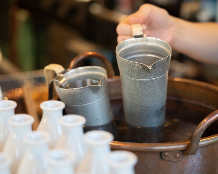 ちろりをひっかけて燗に。通年用意。