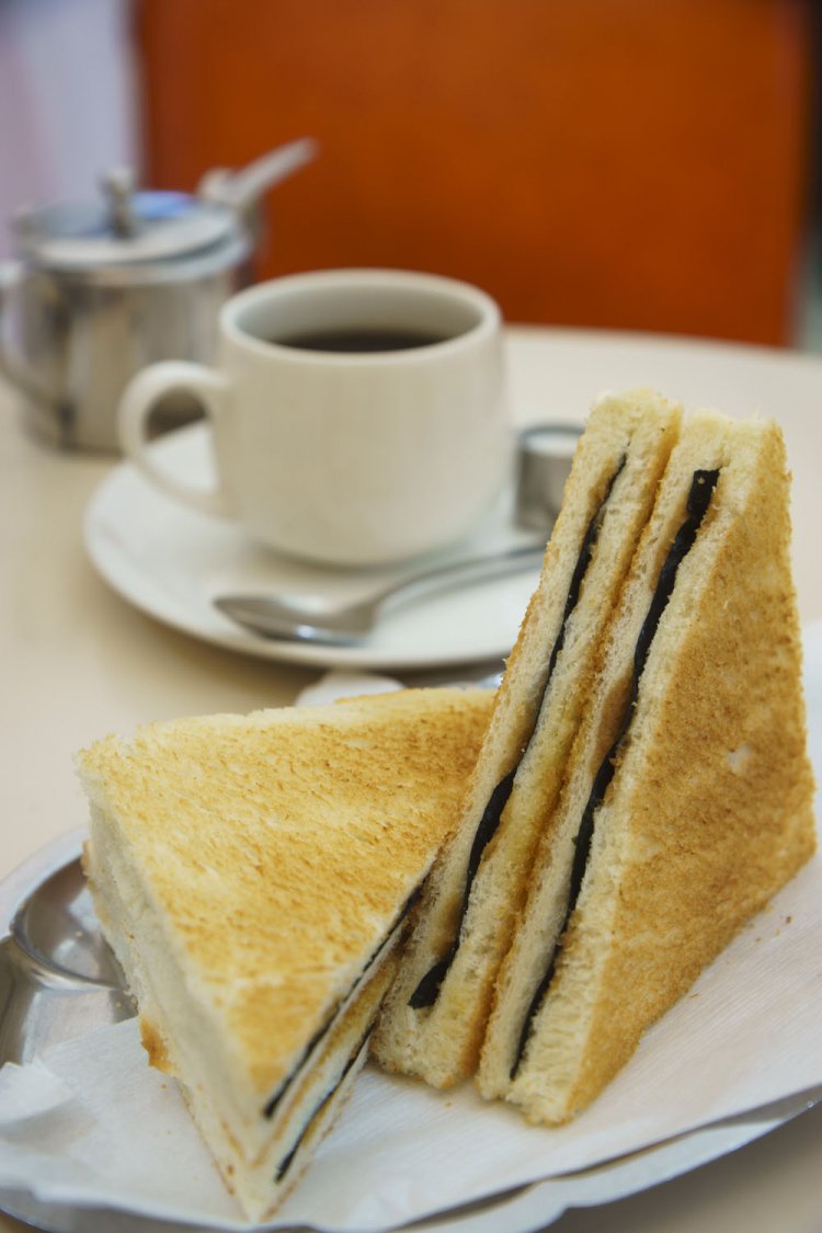 名物「元祖のりトースト」200円は、焼きのりをはさんだバターしょうゆ味。忘れられぬ味。