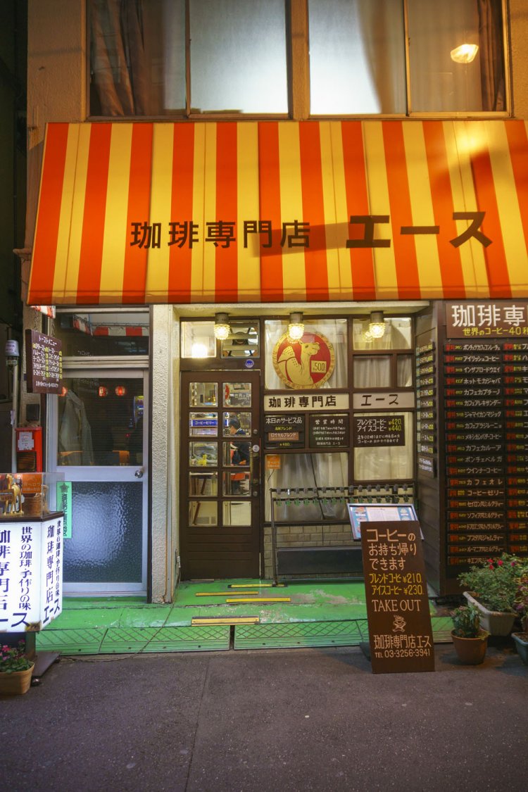 神田駅近く、ビジネスマンが羽休めに立ち寄る。