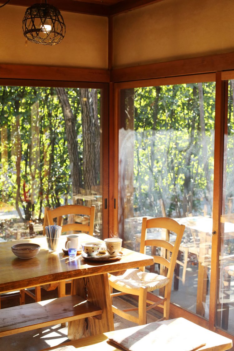 平日正午ごろの店内。東京にいることを忘れてしまう。