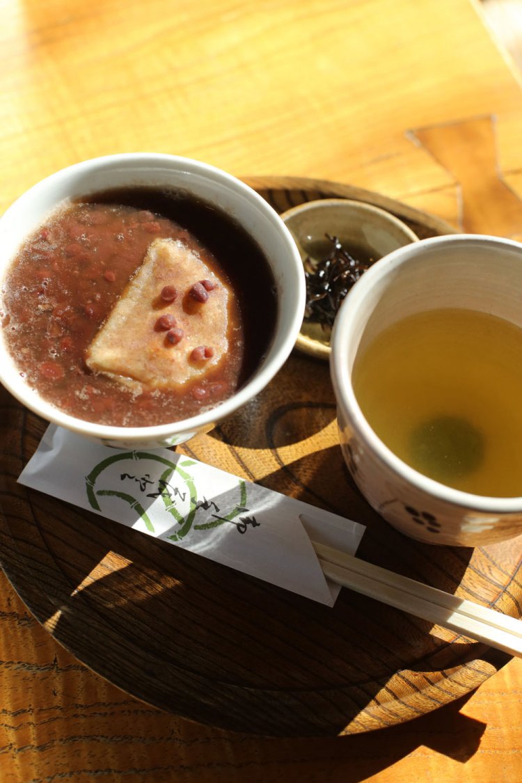 煎茶が付くおしるこ600円。餅は玄米かよもぎ。大きな器にたっぷり入る。