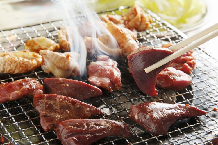 手前からレバー、やわらかなカシラ400円、身の旨みを味わえるシロ（小腸）350円。