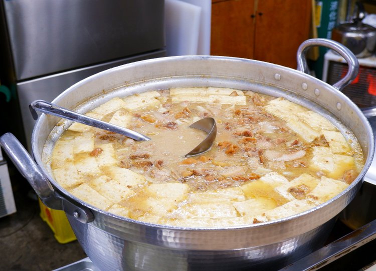 大鍋で煮込まれるもつ煮込み（一人前 400円）も人気の高い一品