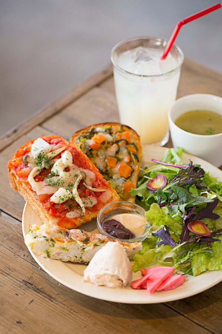 季節のタルティーヌプレート1265円。四万十産有機新生姜の自家製ジンジャーエール660円。