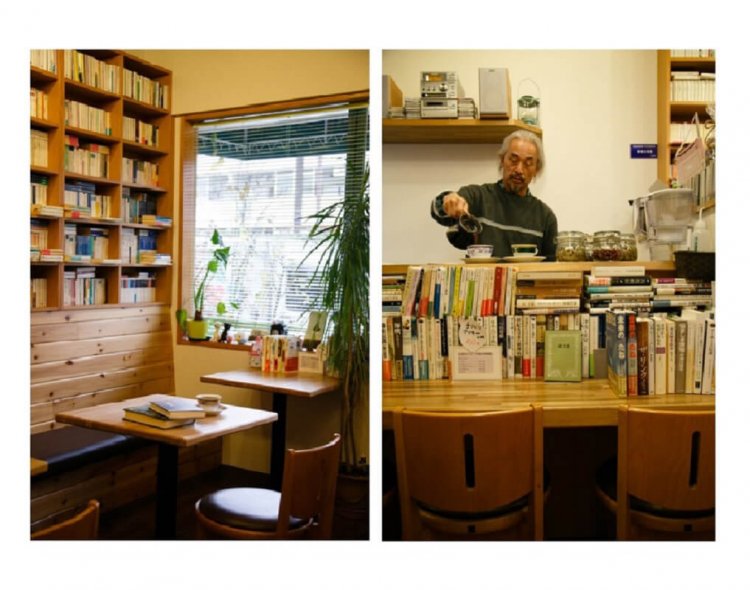 席の背面は文庫の棚。／ 一杯一杯ていねいに淹れていく店主の上田さん。ここではゆっくりと時間が過ぎていく。