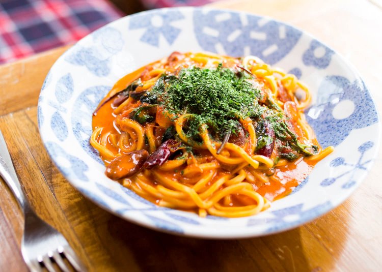 ナポリタン900円。ランチではバゲットとスープ、サラダが付く。