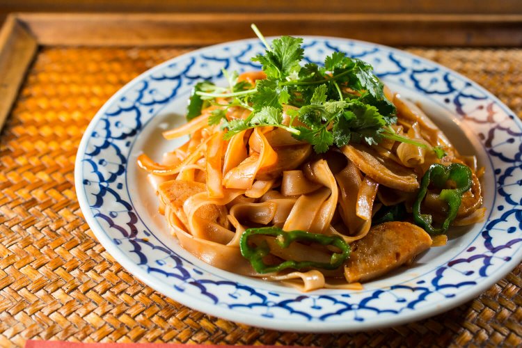 お箸で食べるタイ風ナポリタン890円。