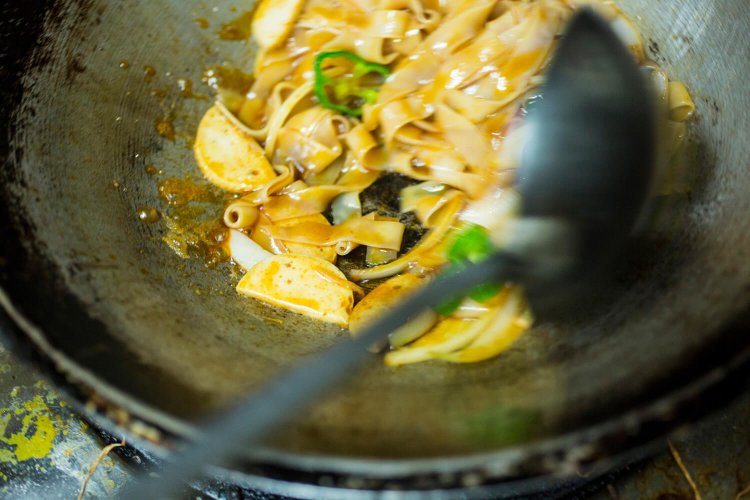 作り始めてから2 ～ 3分で仕上げる。鮮やかなお手並みに感服。