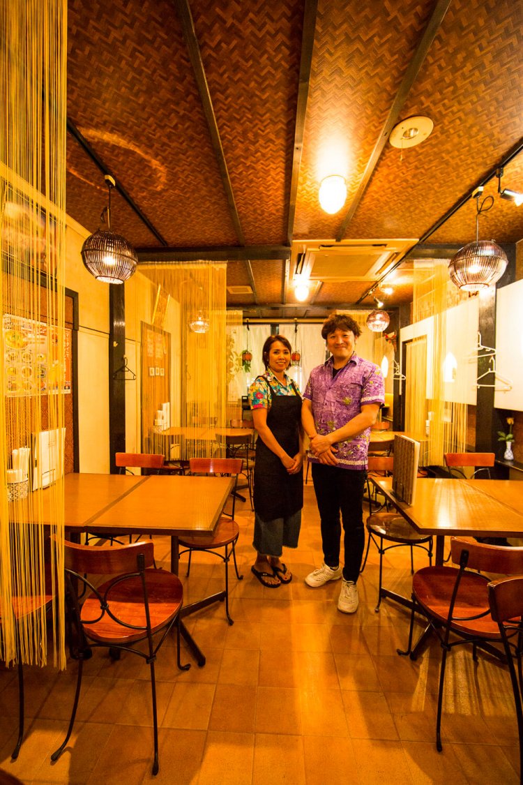 田口さんとタッサーニさん。店内奥にカウンタ席もあり。