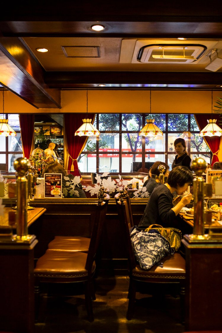 「伯爵気分でくつろげるように」と、レトロで上品な内装。メニューが豊富で酒もあり。