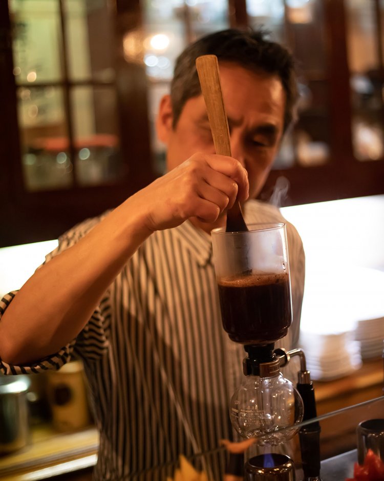ホットコーヒーは１杯550円。アイスコーヒー550円は、よく冷えた銅製のマグカップで供される。