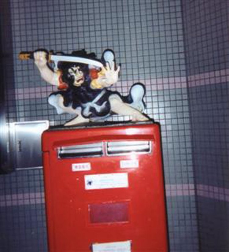 青森県観光物産館アスパム前のねぶたポスト（2001年「写ルンです」で撮影）