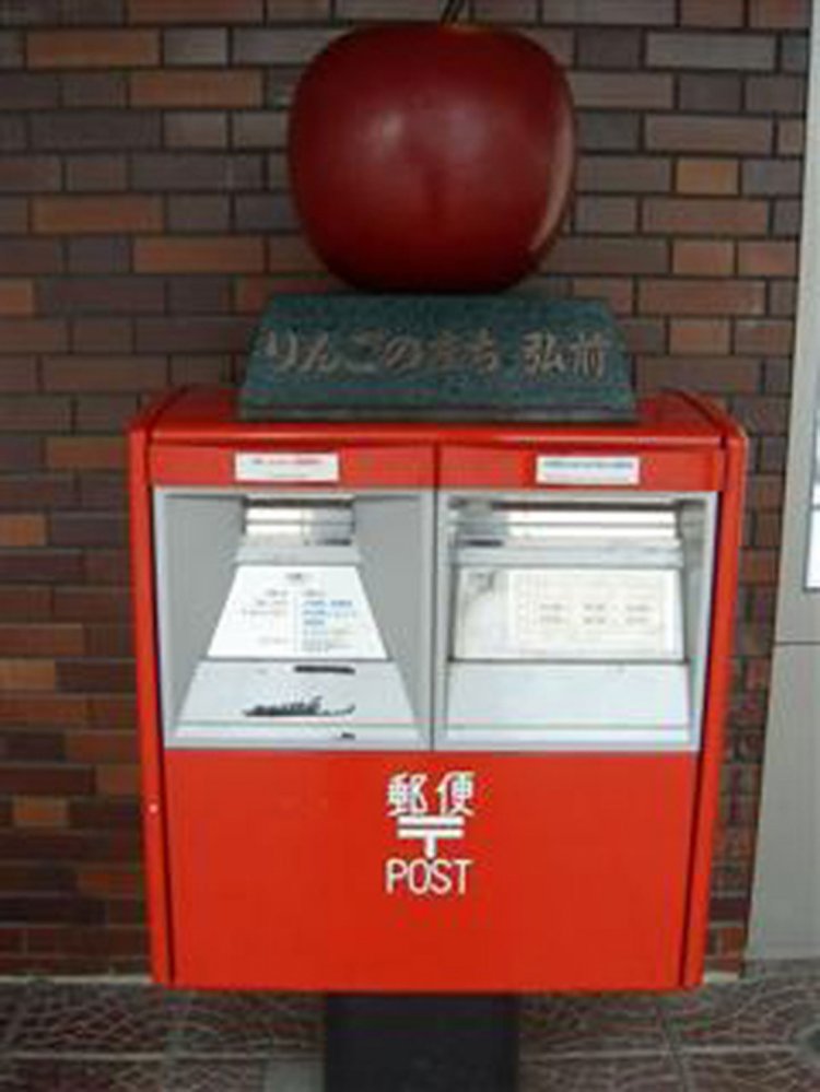 弘前駅のりんごポスト（2001年撮影）