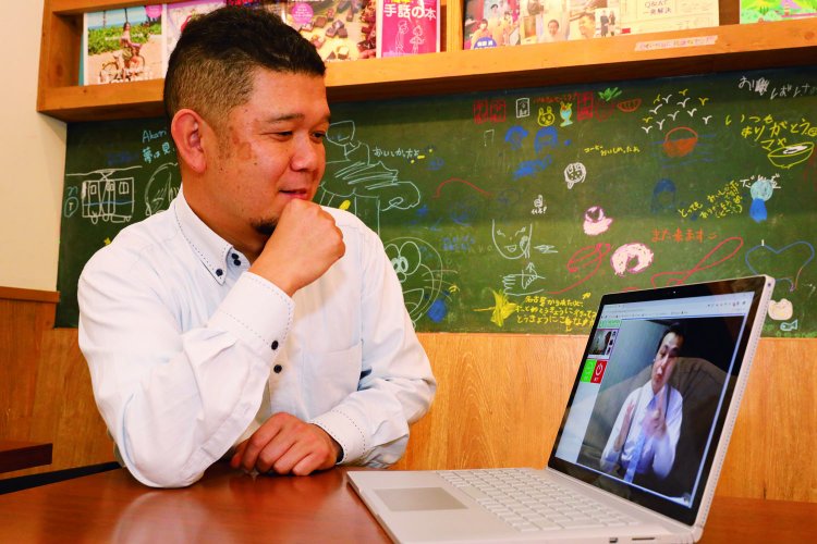 柳さんも聴覚障害を持ち、電話リレーサービスなどでやりとりを行う。