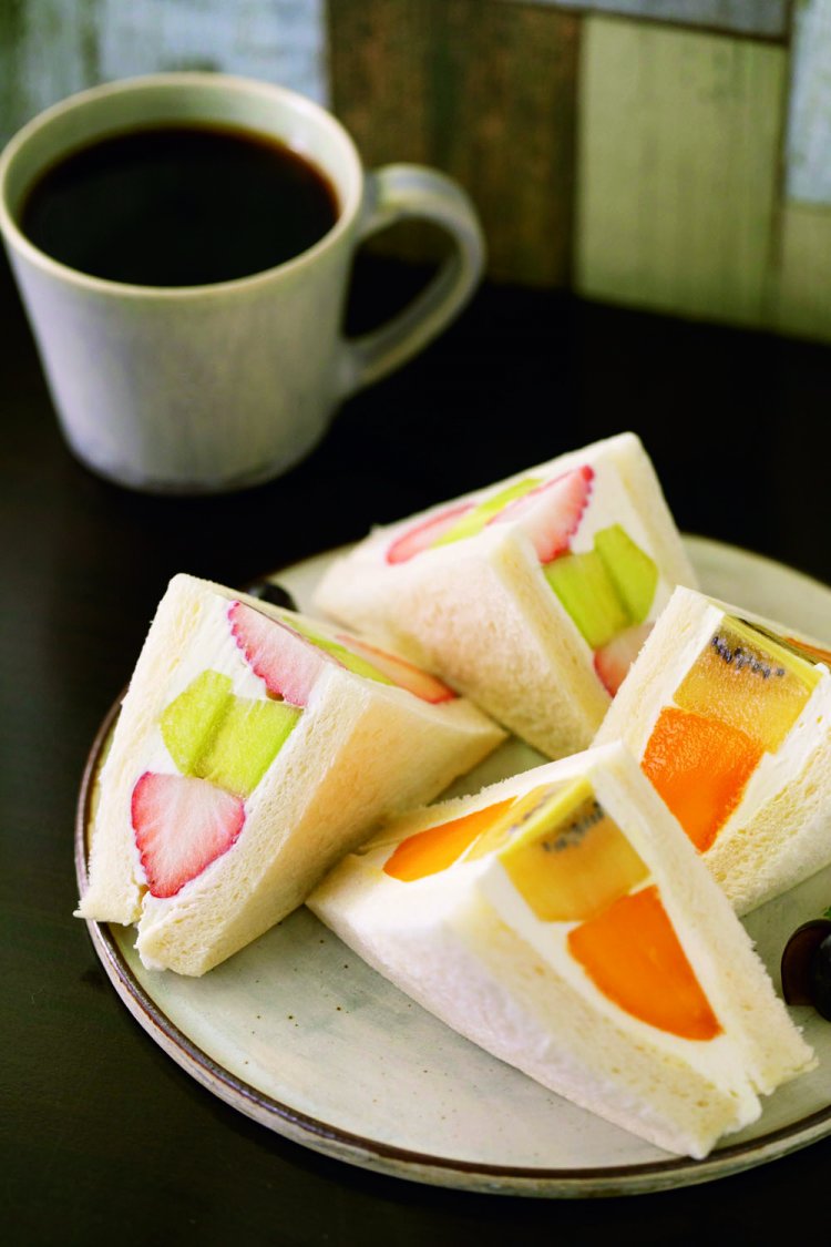 旬の果物をふんだんに使ったフルーツサンド750円～と日替わりのコーヒー600円。