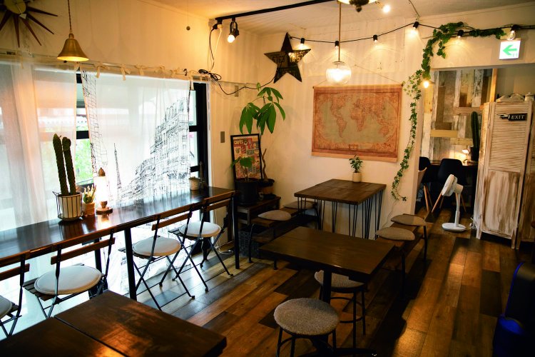 店名はフランスのSF作家から。装飾は冒険をテーマにしている。