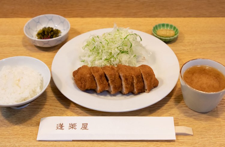 ヒレカツ定食3500円。