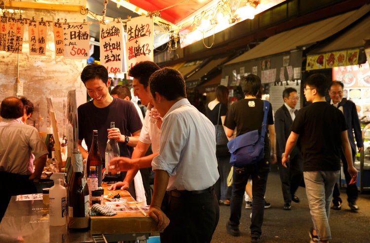 上野でビアガーデン気分をもっとも味わえる場所のひとつ、アメ横センタービル東側に立地。
