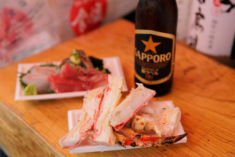 極太タラバガニ1000円、日替わりの刺盛りとビールのセット1000円。