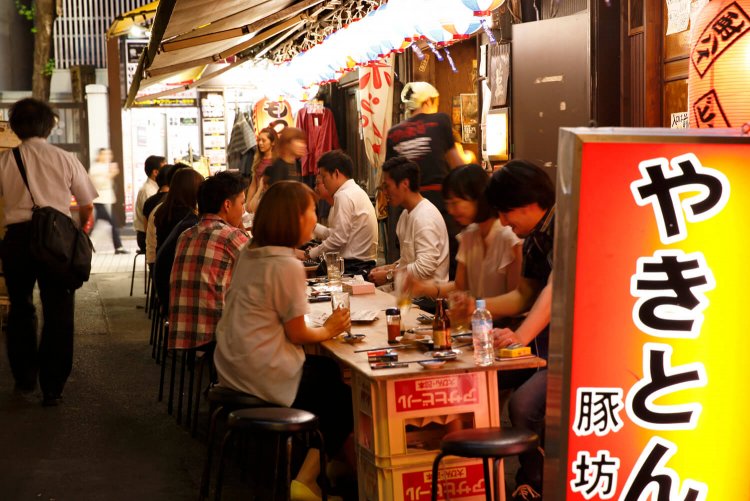 見よ、この開放感！ガード脇の店は多いがガード真下で飲める店は貴重。