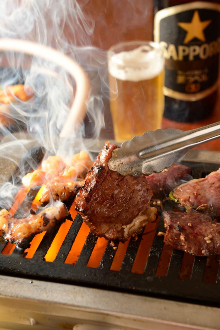 手前がハラミ1320円、左がホルモン（シマチョウ）1100円など。瓶ビール大660円。