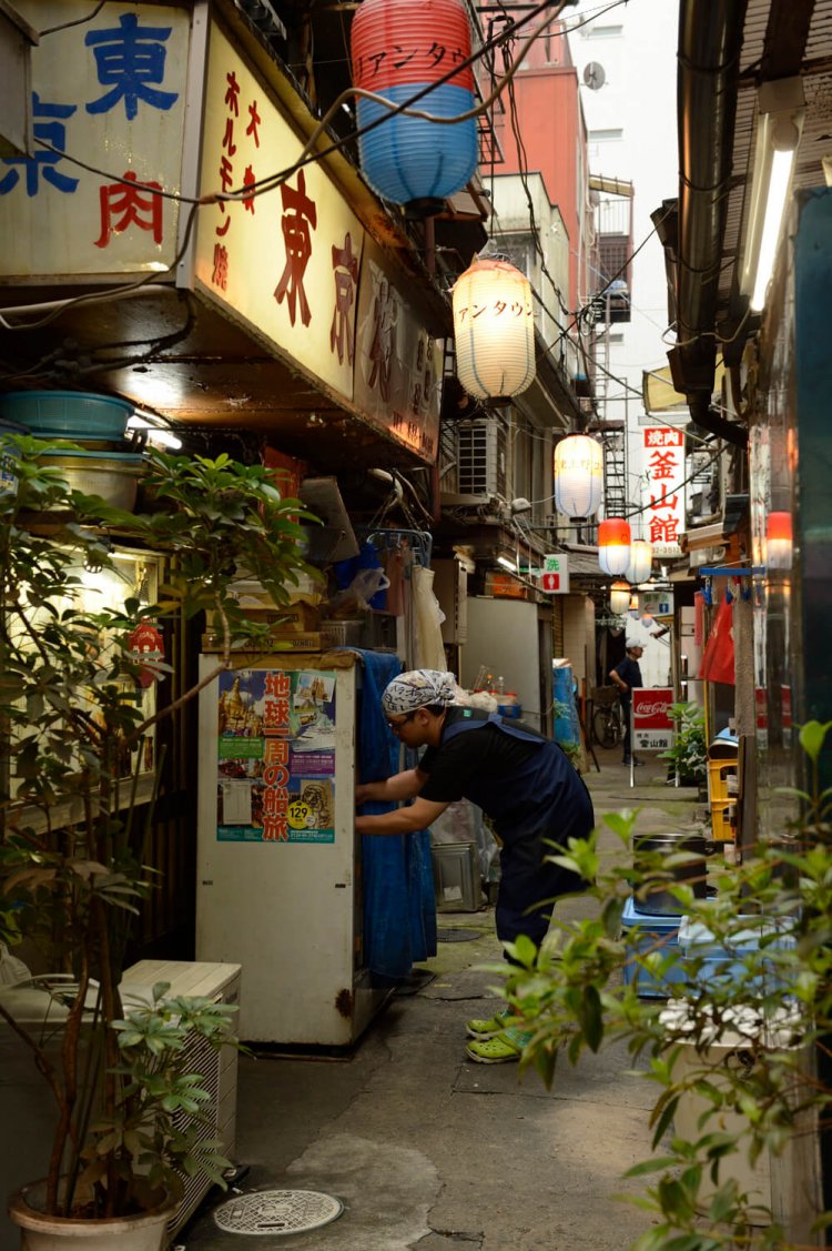 ディープアジアな横丁。2階から見下ろす路地の風景も格別。