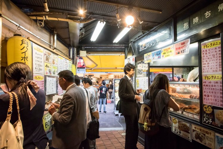 サクっと飲むなら店先のカウンターも。