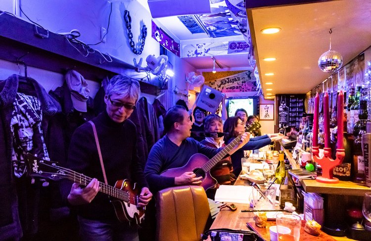音楽好きが羽を伸ばせるうどん屋兼バー、神田『MUSIC UDON BAR LENNON』