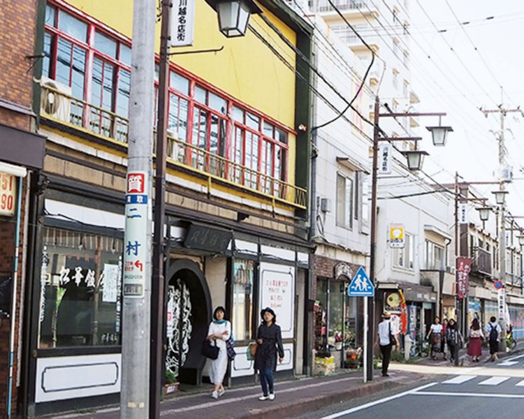 蓮馨寺の前は看板建築の商店などが並ぶ商店街。昭和の街として注目されている。