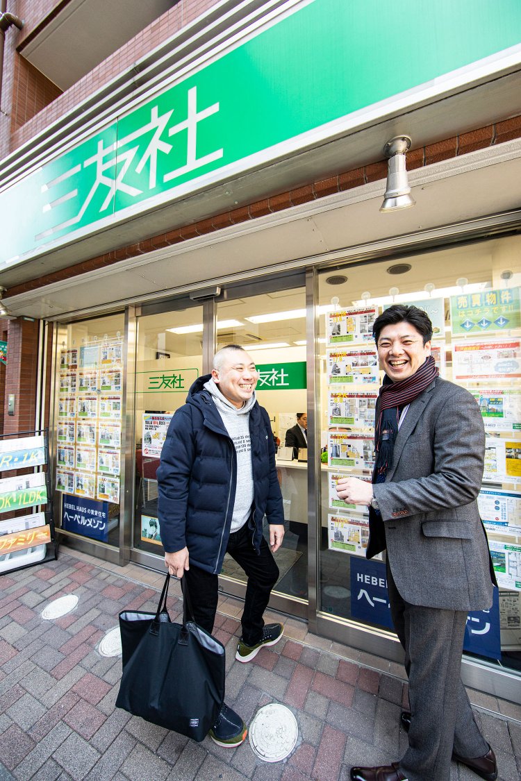 宮治さんの戸越銀座愛を深めるきっかけをつくった不動産会社『三友社』の福本さんとは、落語家になる前からの付き合い。