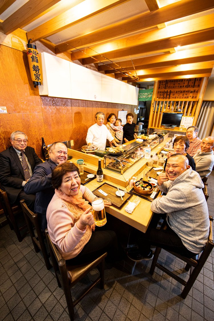 宮治さんいきつけの寿司屋『勢家』は、家族ぐるみの付き合い。「ここに来たらみんな親戚なの！」という常連さんも皆ご近所さん。